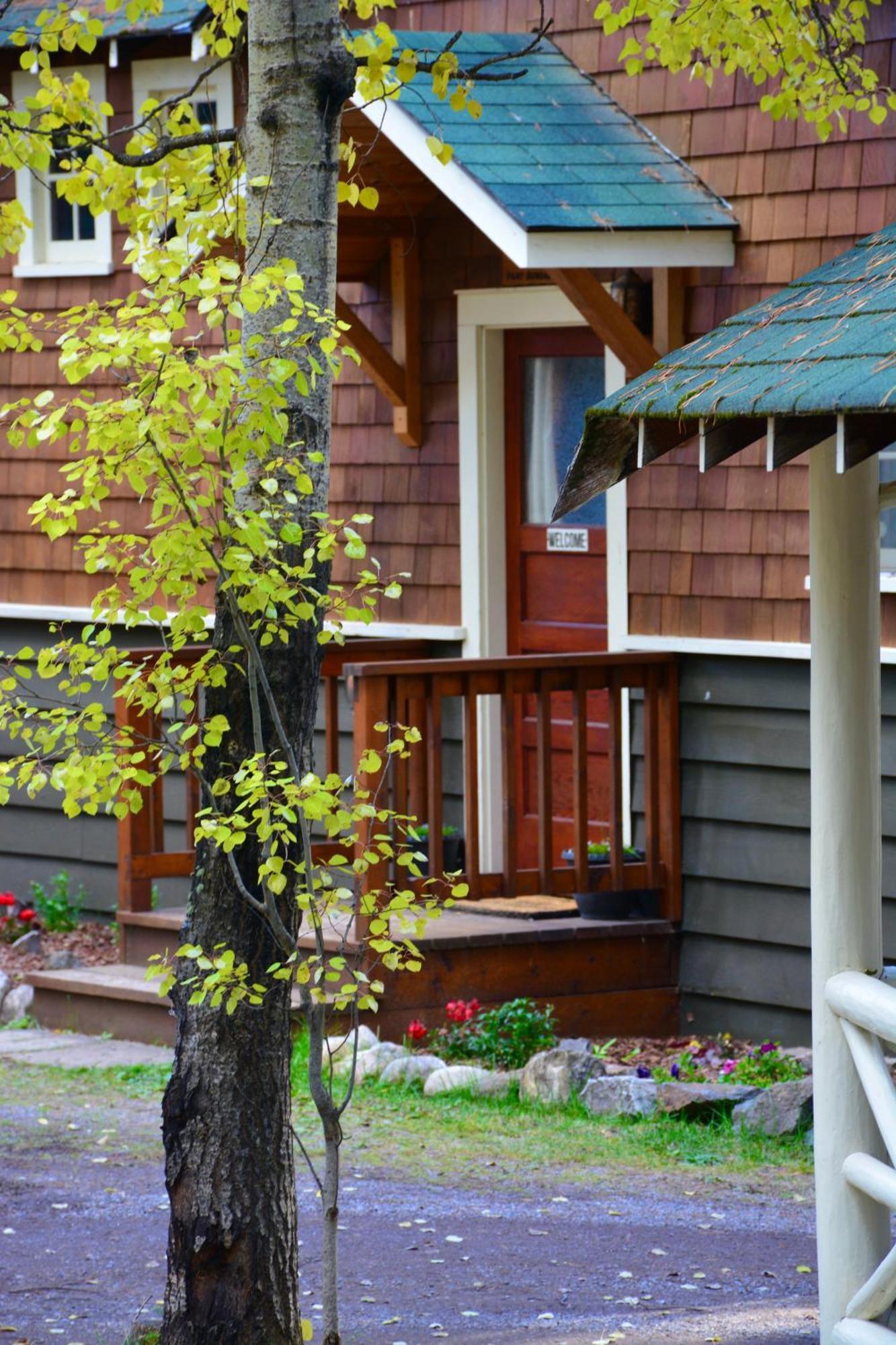 Johnston Canyon Lodge & Bungalows Castle Junction Buitenkant foto